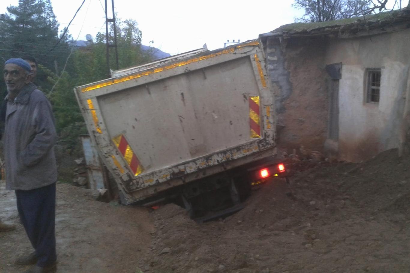 Hafriyat kamyonu çöken yolda mahsur kaldı Hafriyat kamyonu çöken yolda mahsur kaldı